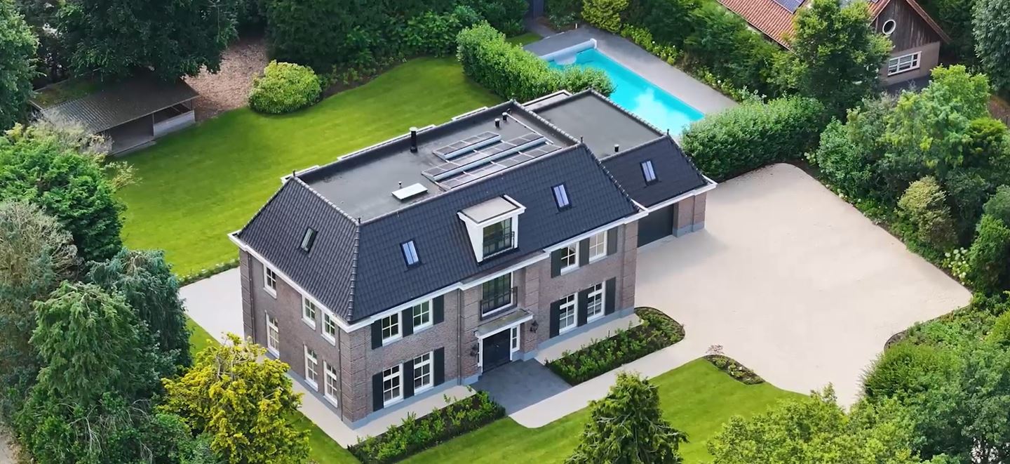 Koop nu je eigen monument van overdaad: Waarom je €4 miljoen kwijt wilt aan een landhuis in Bussum