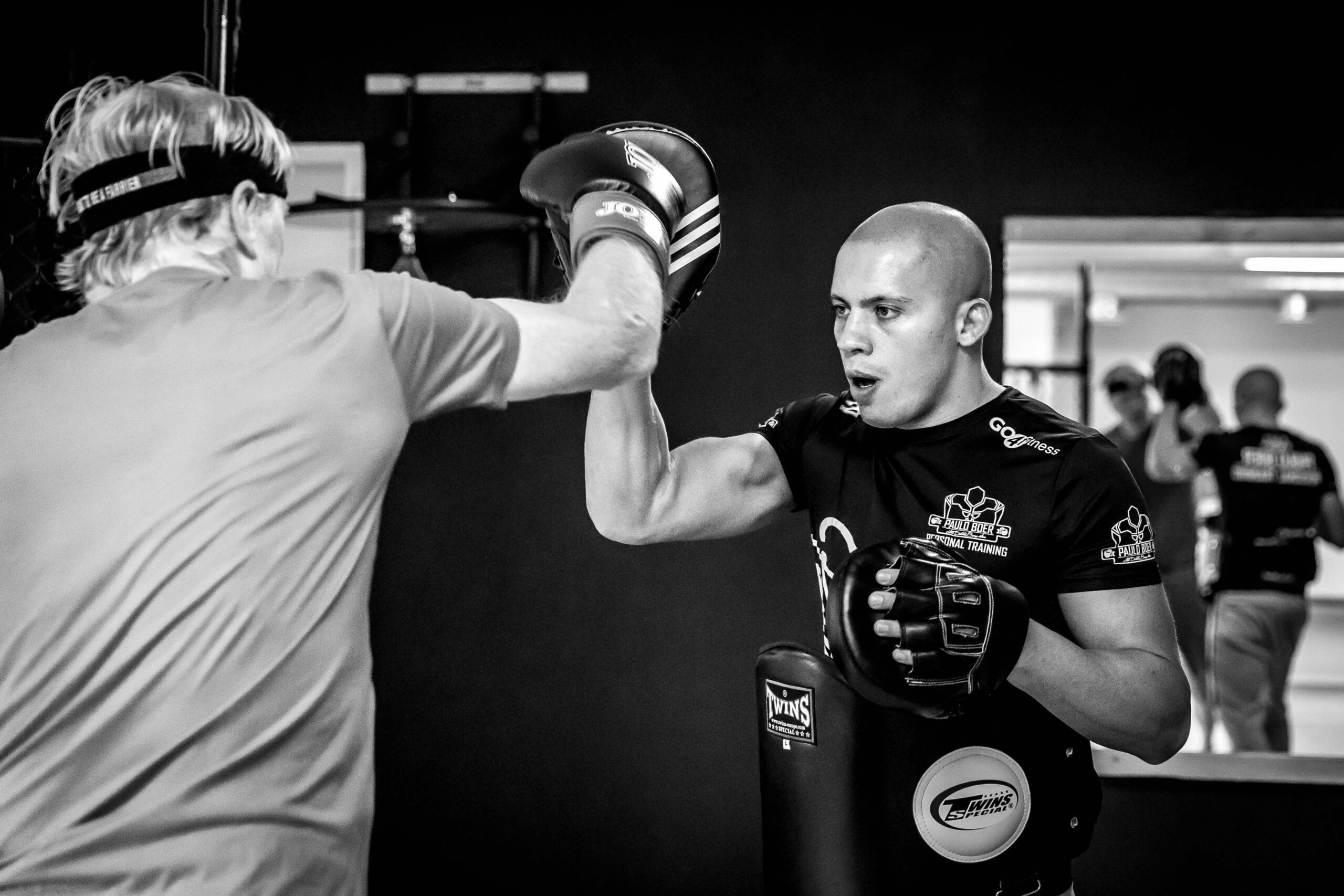 Personal trainer Paulo Boer aan het boxen met een klant