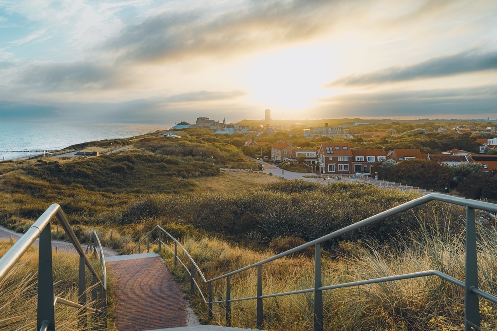 Domburg op een afstand vanaf de duinen in Zeeland als een van de bezienswaardigheden