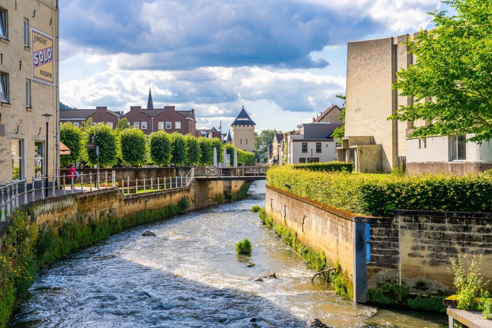 Uitzicht over een kanaal van Valkenburg in Limburg