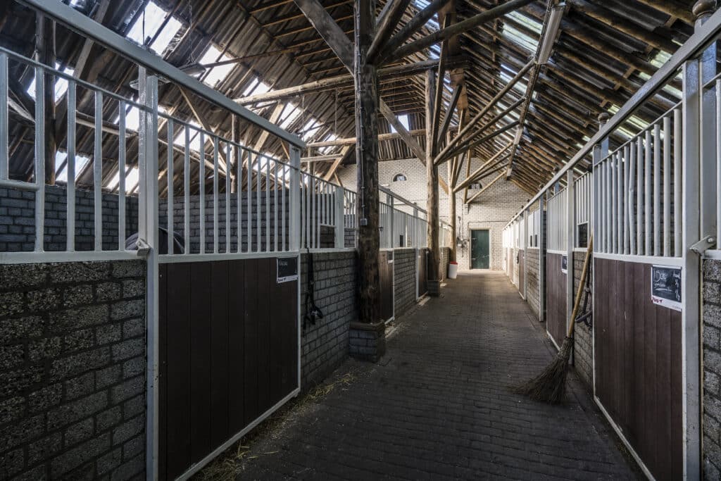 Manege Veendam interieur van de stallen