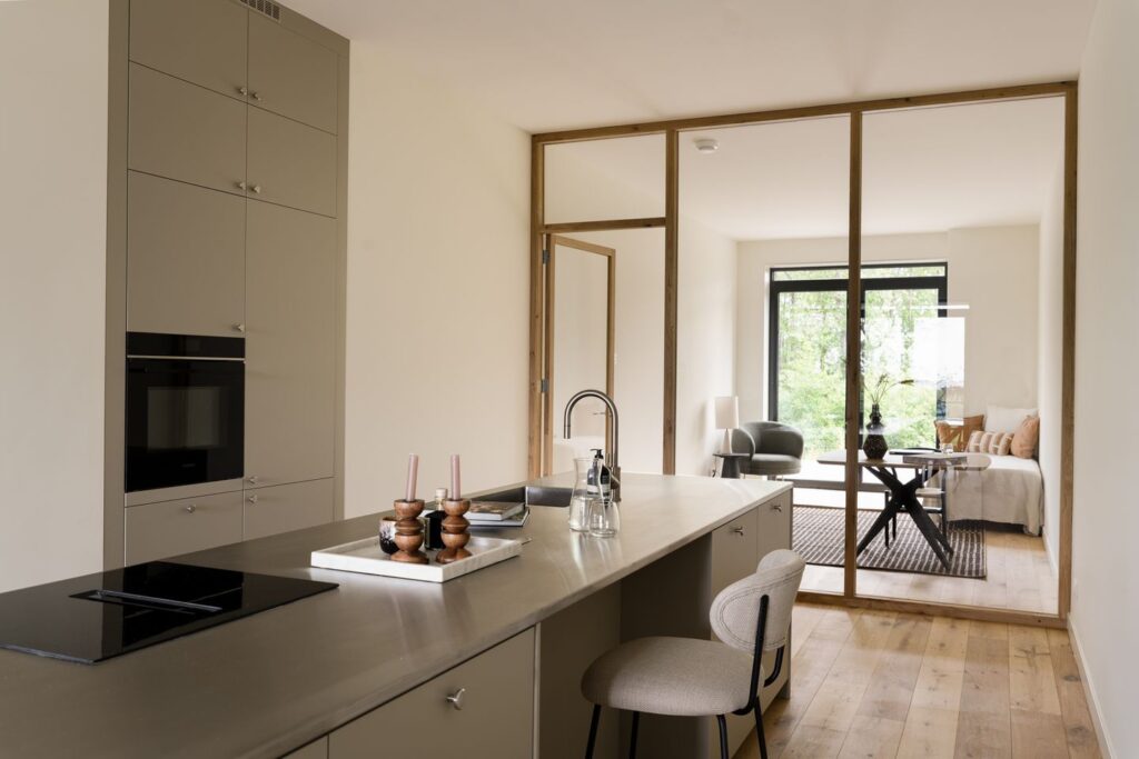 Sander schimmelpenninck keuken in zijn appartement in Muiden