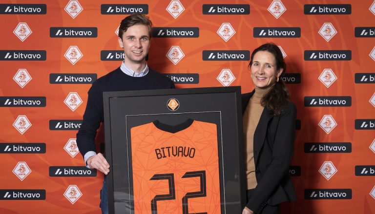 Bitvavo werd in maart 2022 partner van voetbalbond KNVB. Links ceo Mark Nuvelstijn.