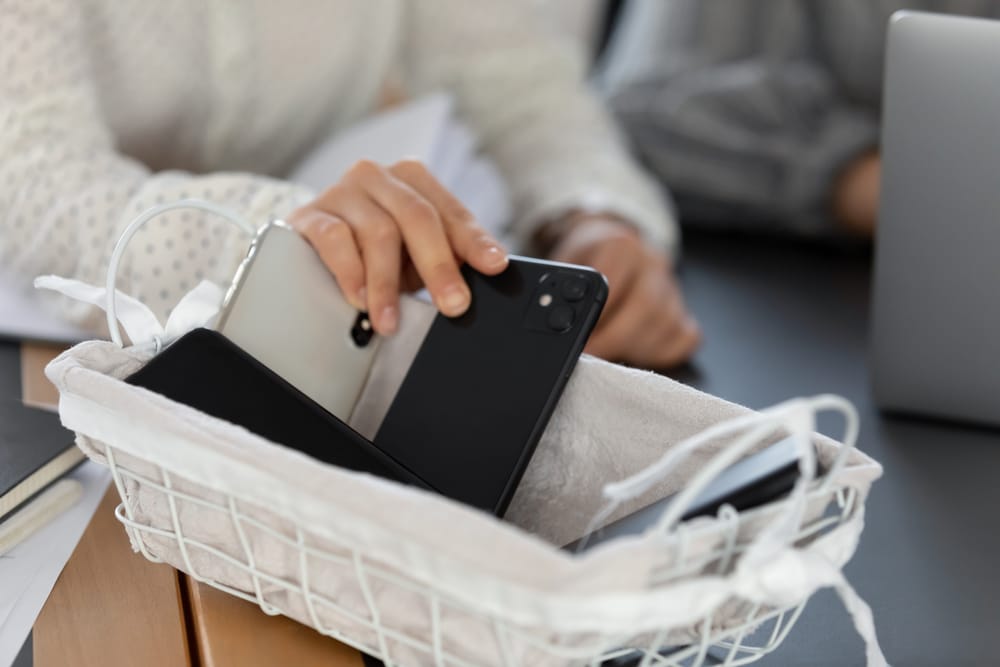 Scherm young woman employee businesswoman putting phone in basket