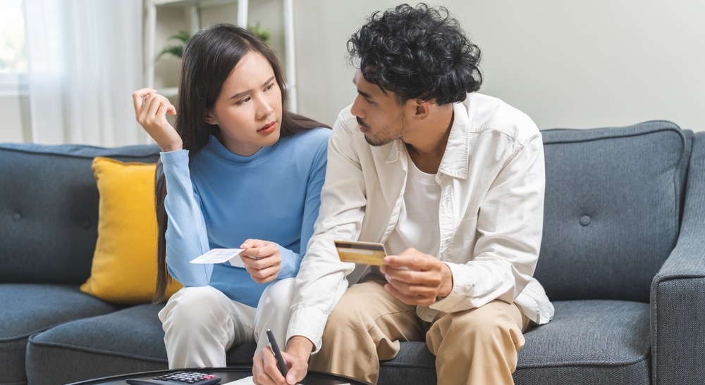Hoe armoede en schulden hand in hand gaan