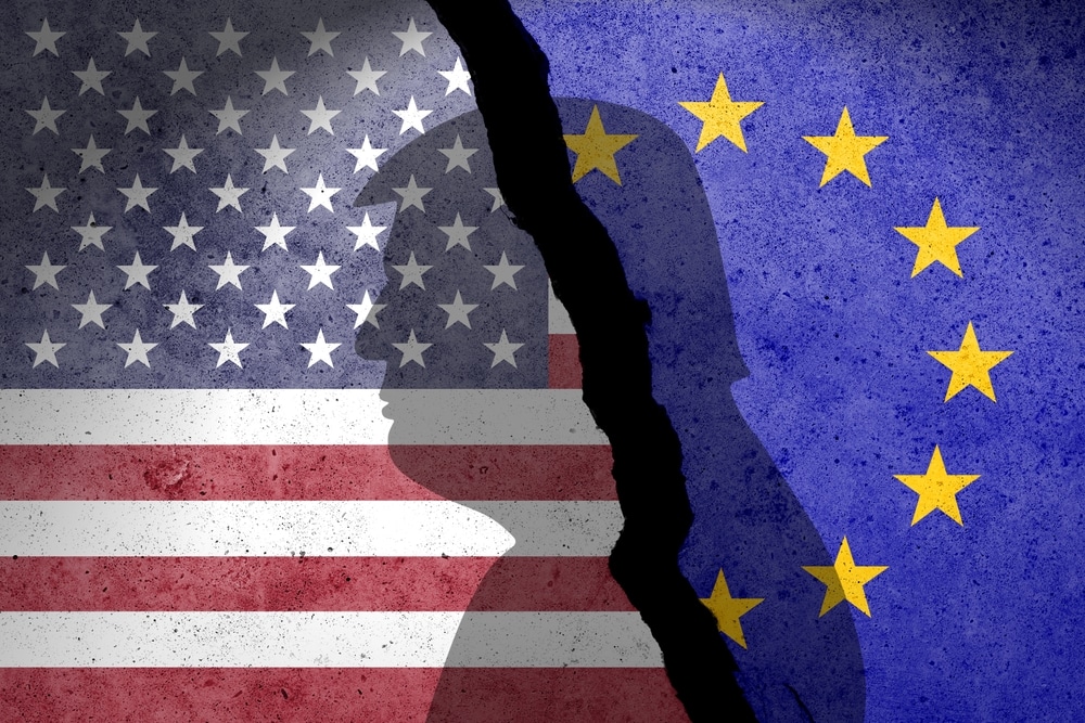 Handelsakkoord. USA and EU flags on a concrete wall. USA and European Union trade, tariffs, duty and customs war