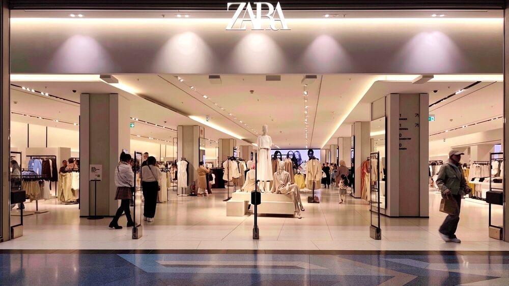 Foto van de ZARA-winkel in het Alexa-winkelcentrum in Berlijn, Duitsland. ZARA is een fast fashion retailer bekend om trendy, betaalbare kleding en accessoires.