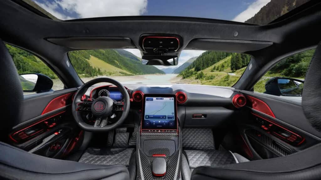 Vanbinnen is het evenmin subtiel: quilted leer met schelpmotief, overvloedig veel koolstofvezel, en natuurlijk her en der Brabus-logo’s die je eraan herinneren dat dit geen gewone AMG is