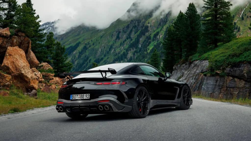 Het uiterlijk van de Brabus 1000 is... tja, laat ons zeggen: dit is geen auto voor wie niet gezien wil worden. De glanzend zwarte koets is voorzien van een volledig carbonfiber bodykit. Denk aan een agressieve frontsplitter, nieuwe canards, opgeblazen wielkasten en een immense diffuser achteraan. Het lijkt alsof Darth Vader zijn persoonlijke dienstwagen heeft besteld.