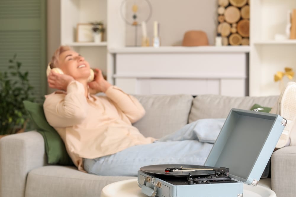 Vrouw luistert vinyl op haar koptelefoon