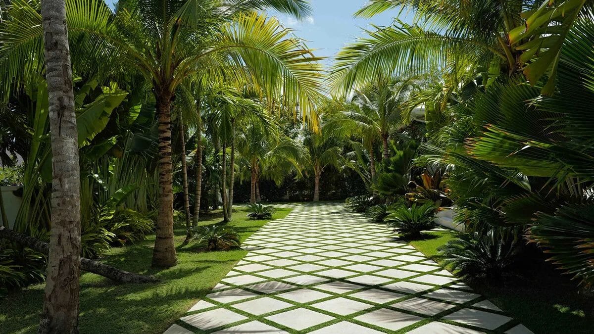 De oprijlaan van deze prachtige villa