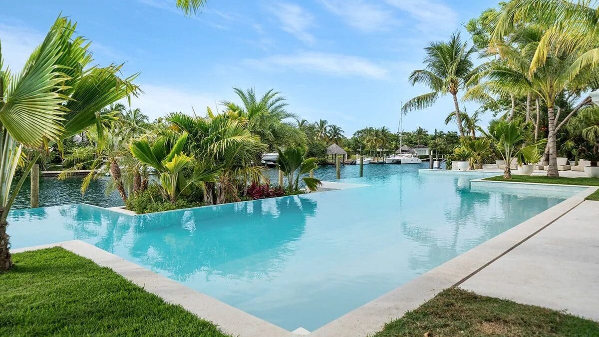 infinity pool in de bahama