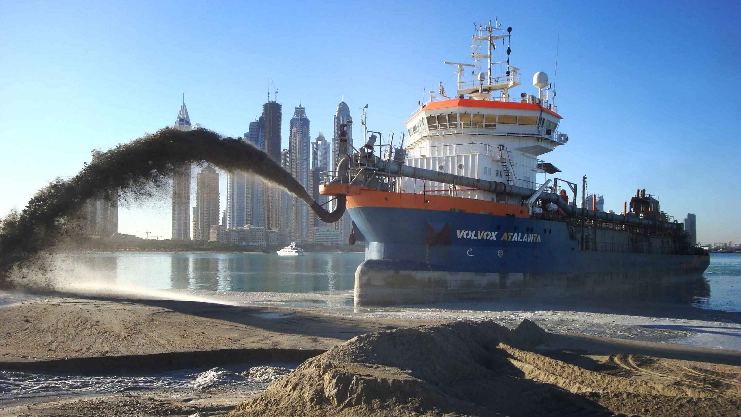 Sleephopperzuiger Volvox Atalanta wint land aan in Dubai.
