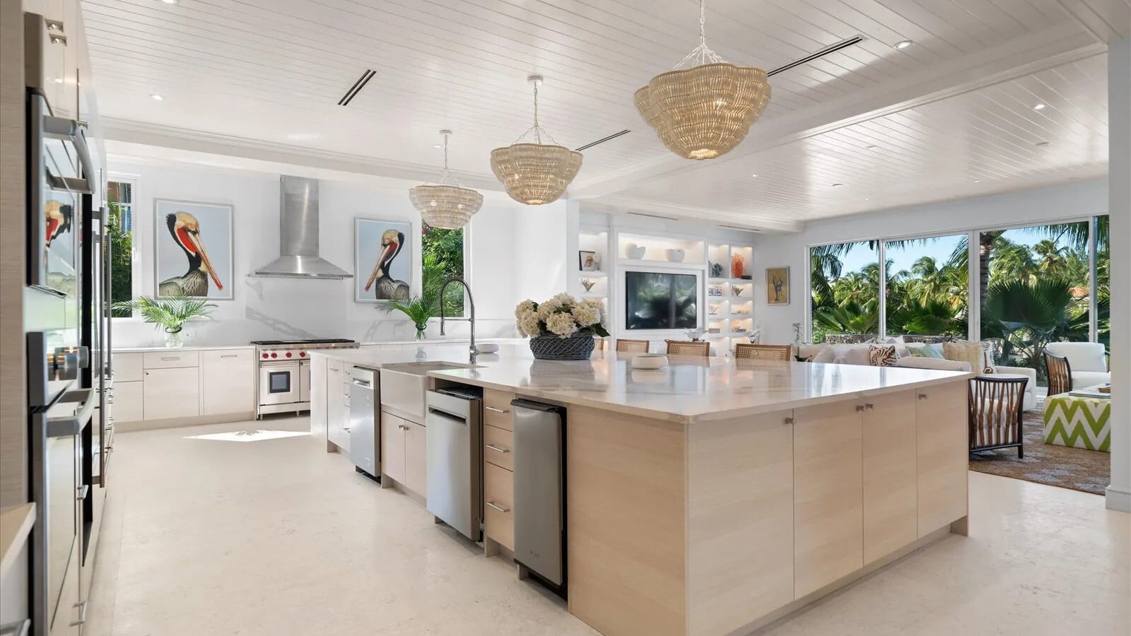de open keuken: groot kookeiland, ontbijtbar, hypermoderne apparatuur