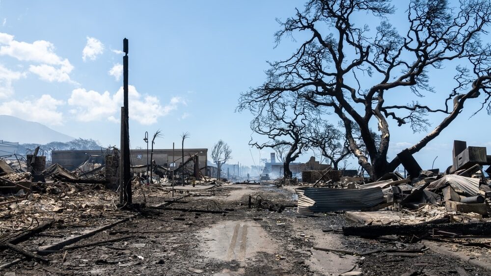 Een onbekende man staat midden op Front Street, de ochtend na de verwoestende branden die Lahaina Town op Maui in de as legden