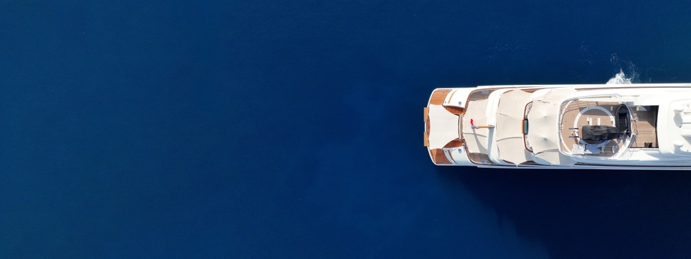 Aerial drone ultra wide panoramic photo with copy space of latest technology modern mega yacht. Nederlandse jachtenbouwers blijven wereldtop
