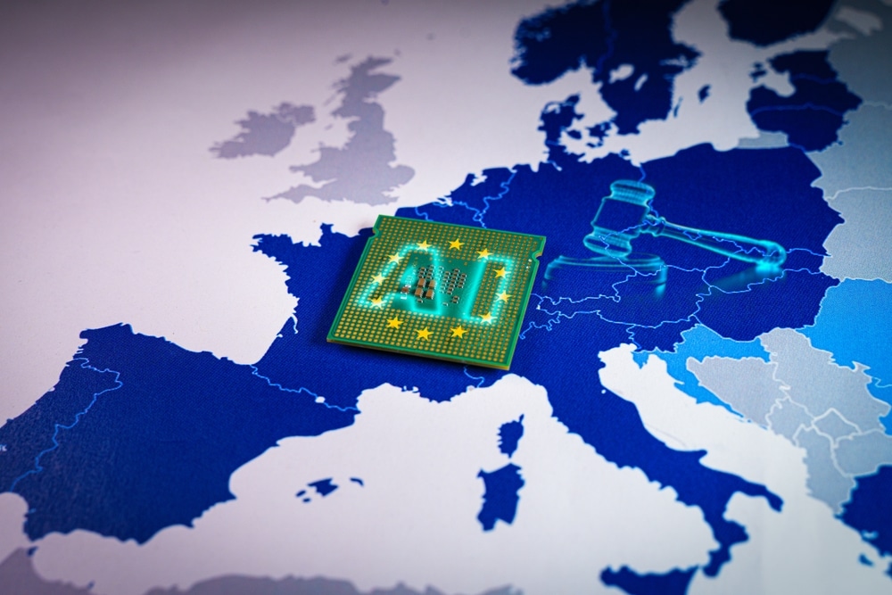 AI-regels Europe Map with virtual gavel and sound block and AI word. Concept of the EU recently adopted the AI Act, ushering in new restrictions on Artificial Intelligence use cases and mandating transparency