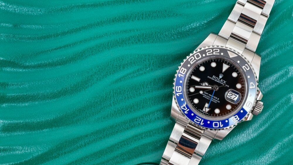 Rolex GMT-Master II "Batman"40mm met blauw-zwarte omlijsting Staal Keramisch Heren Polshorloge op groene achtergrond