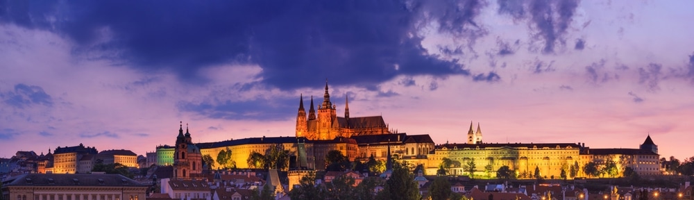 Cityscape bij zonsondergang, panorama, banner - uitzicht op de historische wijk van Hradcany met het kasteelcomplex Prague Castle, Praag, Tsjechië