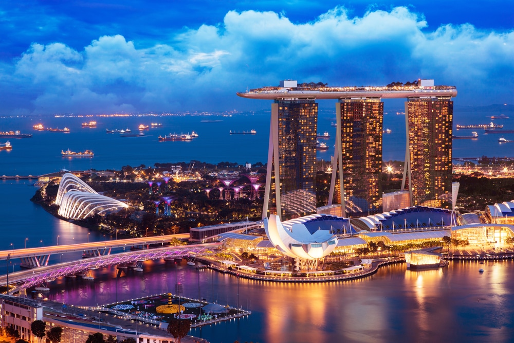 Singapore stadsgezicht in de schemering. Landschap van Singapore zakelijke gebouw rond Marina Bay Sands. Modern hoog gebouw in de zakenwijk bij schemering.