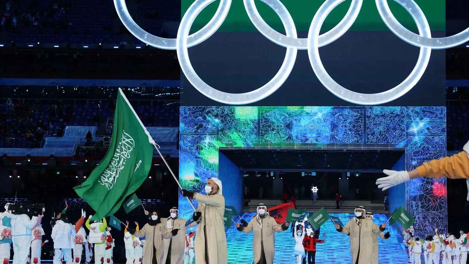 Saoedi-Arabië presenteert zich met vlaggen tijdens Olympische ceremonie voor de Aziatische Winterspelen 2029