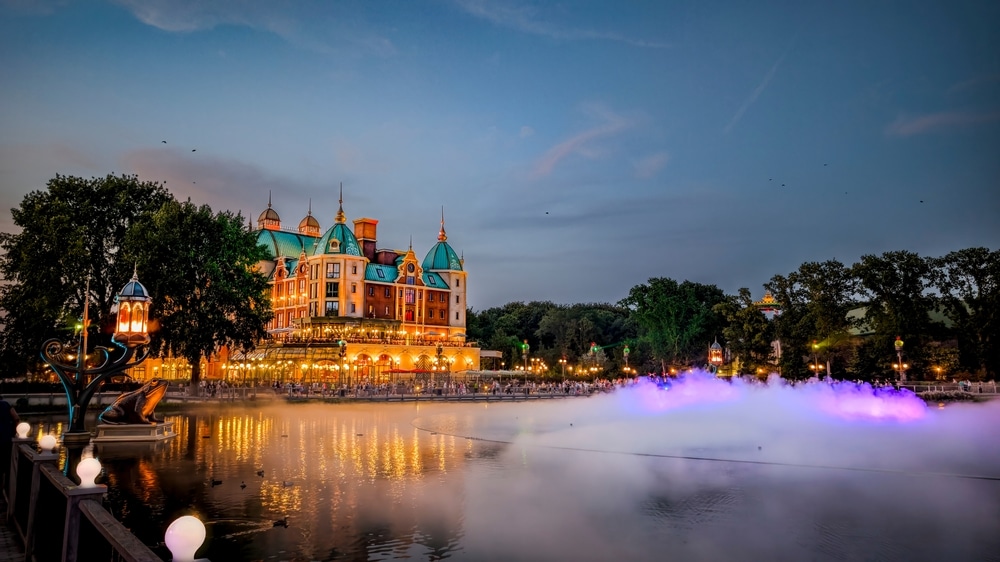 Efteling Hotel bij zonsopgang, uitzicht vanaf de vijver, Efteling Kaatsheuvel, Nederland