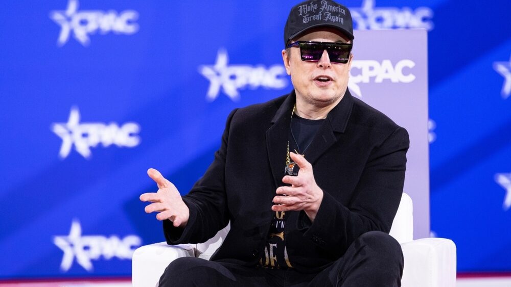 Elon Musk spreekt met Newsmax Host Rob Schmitt op dag 1 van de 2025 Conservative Political Action Conference.
