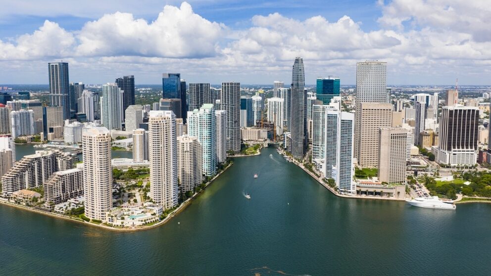 Drone uitzicht op Brickell wolkenkrabbers. Brickell stadsbeeld van het centrum van Miami. Panoramische Miami Brickell skyline boven de kustlijn. Brickell Key luchtfoto in Miami. Landschap van Miami.