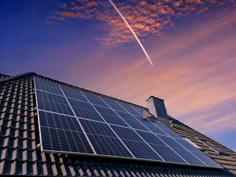 Schone energie door zonnepanelen te plaatsen op het dak