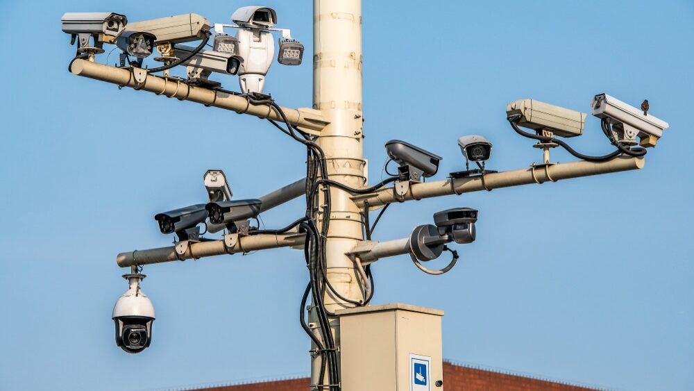 CCTV-camera’s op een lantaarnpaal in de hoofdstad van China, Peking. Concept van veiligheid, toezicht en bekeken worden