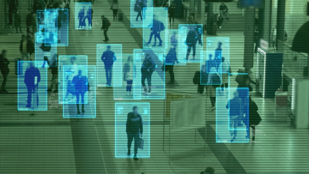 Scannen van reizigers op het treinstation met AI en gezichtsherkenning. Toezicht, CCTV, totale controle, toekomst en privacy.
