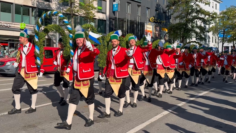 Gekostumeerde parade van brouwers met wagons en paarden, orkesten en Oktoberfest-tenteigenaren op de Theresienwiese, München, Duitsland 21 september 2024. 