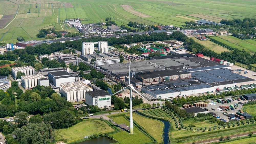 Luchtfoto fabriek bierbrouwer Heineken. Het bouwt een nieuw R&D-gebouw in de brouwerij. Dit zou nieuwe uitvindingen op het gebied van bierbrouwen moeten brengen.