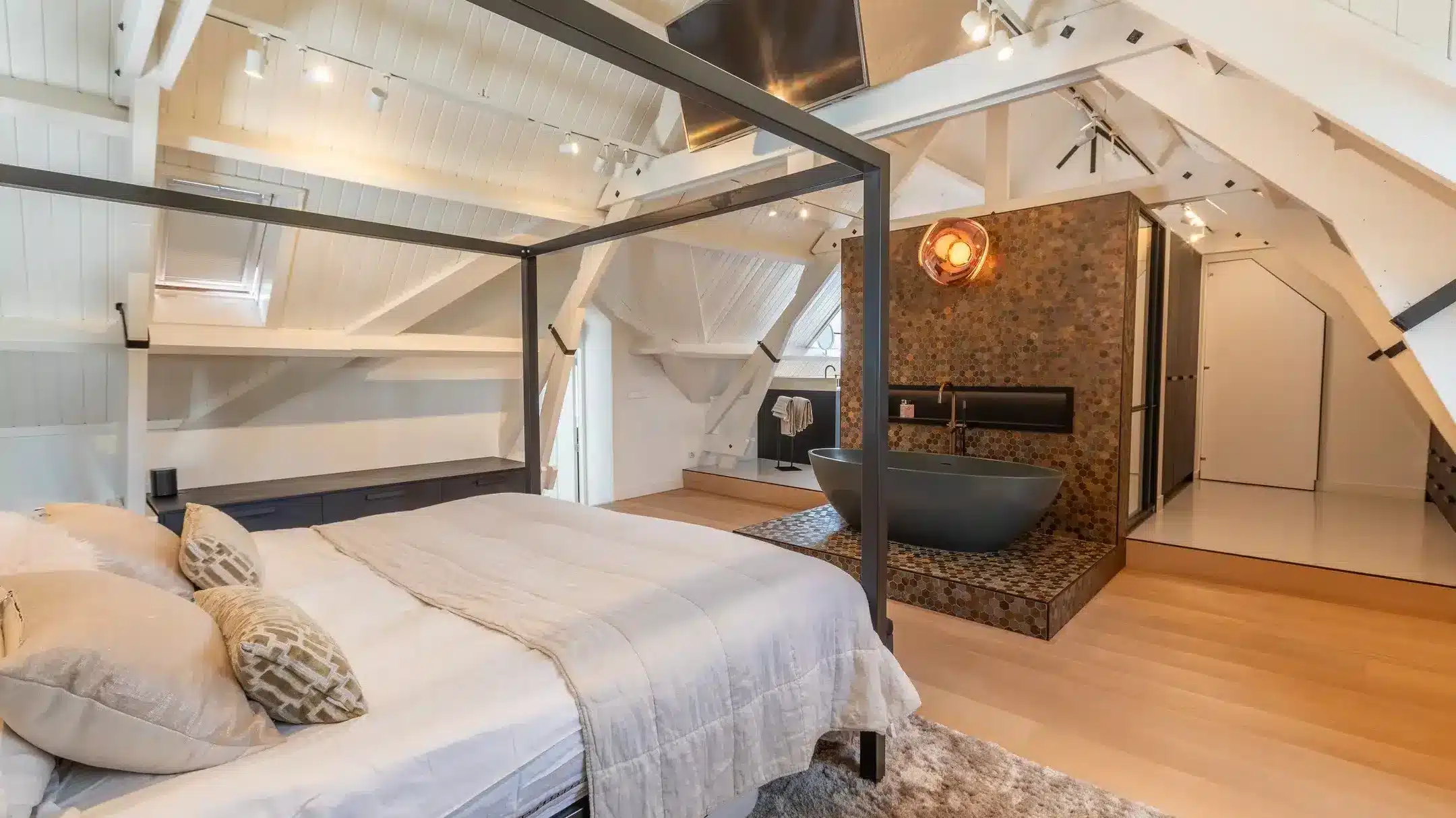 Slaapkamer met badkamer