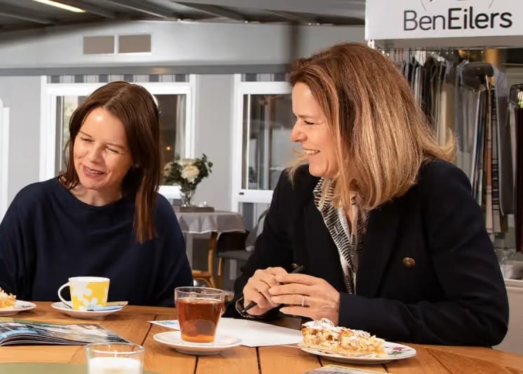 Een klant wordt geholpen door een medewerker van Ben Eilers