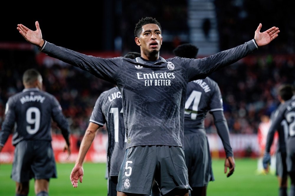 Girona, Spanje. 7 december 2024. Bellingham viert feest na het scoren van een doelpunt tijdens de LaLiga EA Sports-wedstrijd tussen Girona FC en Real Madrid CF in het Montilivi Stadium.