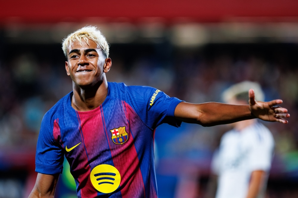 Barcelona, Spanje. 10 augustus 2025. Lamine Yamal viert feest na het scoren van een doelpunt tijdens de Joan Gamper Trophy wedstrijd tussen FC Barcelona en Como 1907 in het Johan Cruyff Stadium.