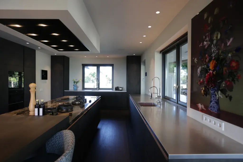 keuken is een hoofdstuk apart. Een eiland van marmer met teppanyaki-plaat en pit cookers