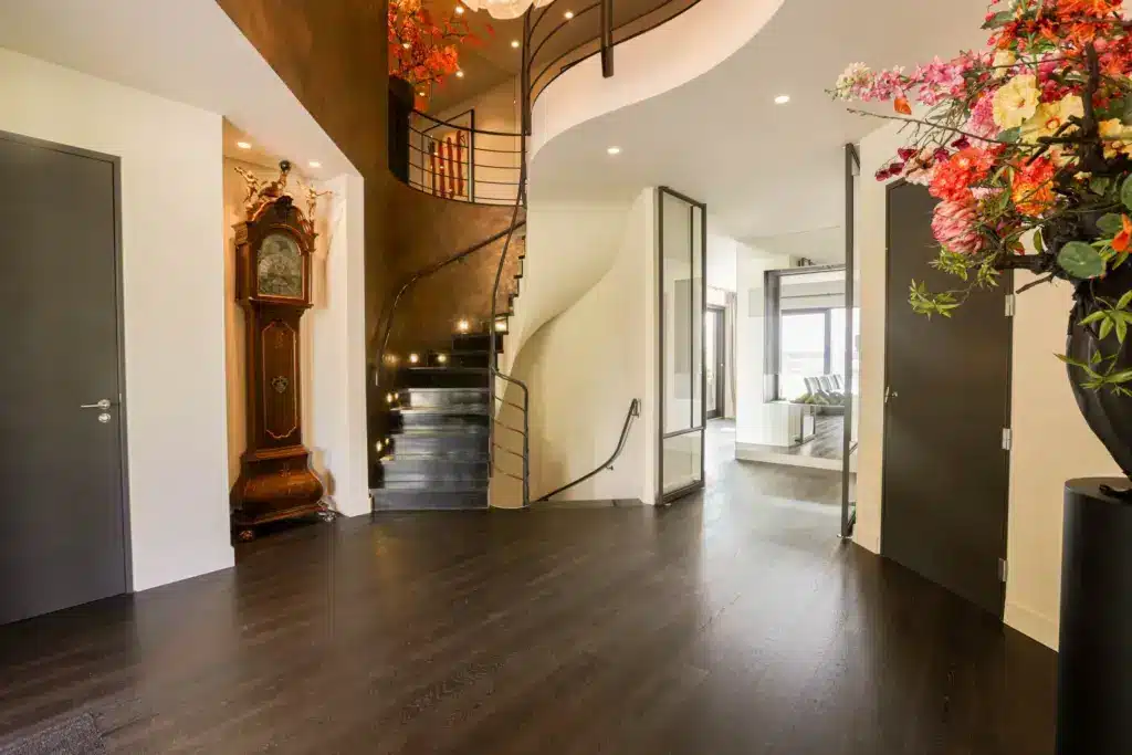 De trap van natuursteen leidt naar boven, naar de hoofdslaapkamer.