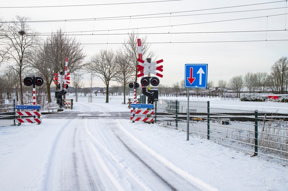 Sneeuw op een treinspoor in Nederland