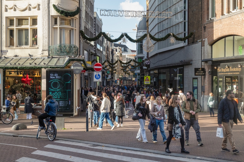 Een drukke winkelstraat
