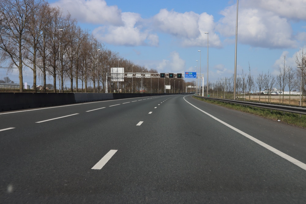 Lege snelweg in Nederland als beeld voor het crisisplan olie