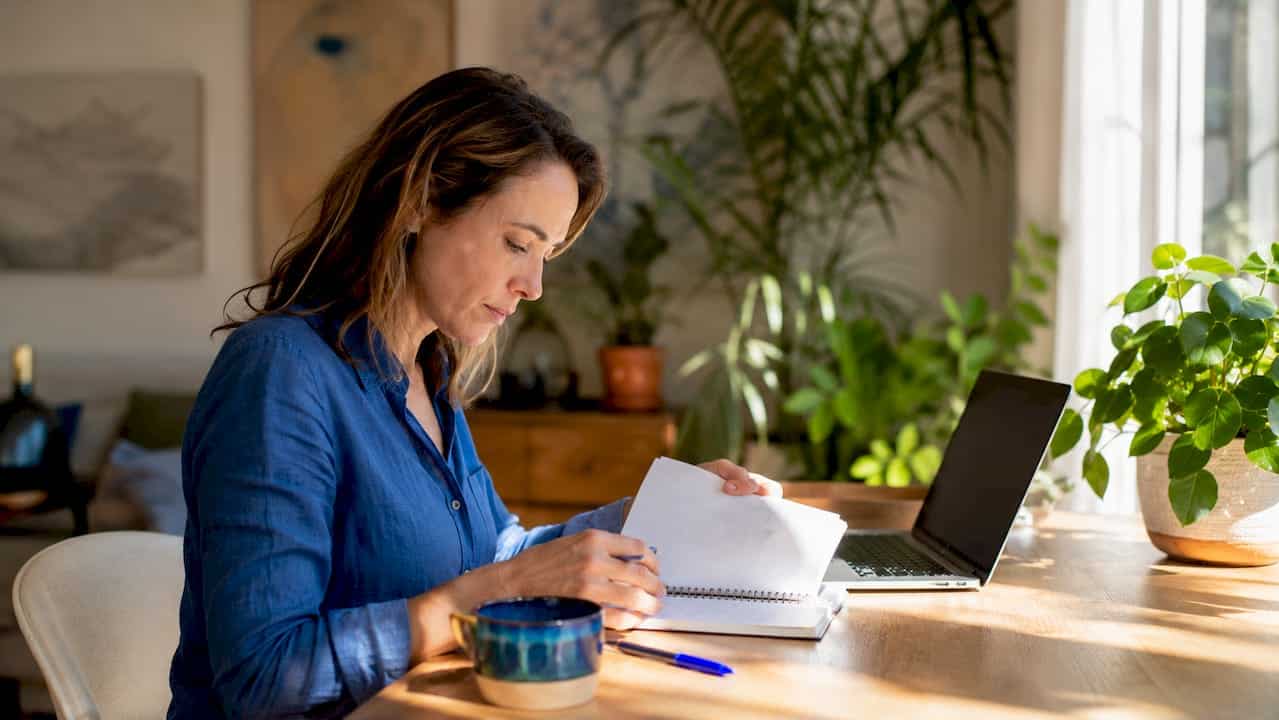 Ondernemende vrouw verdiept zich in digitale skills