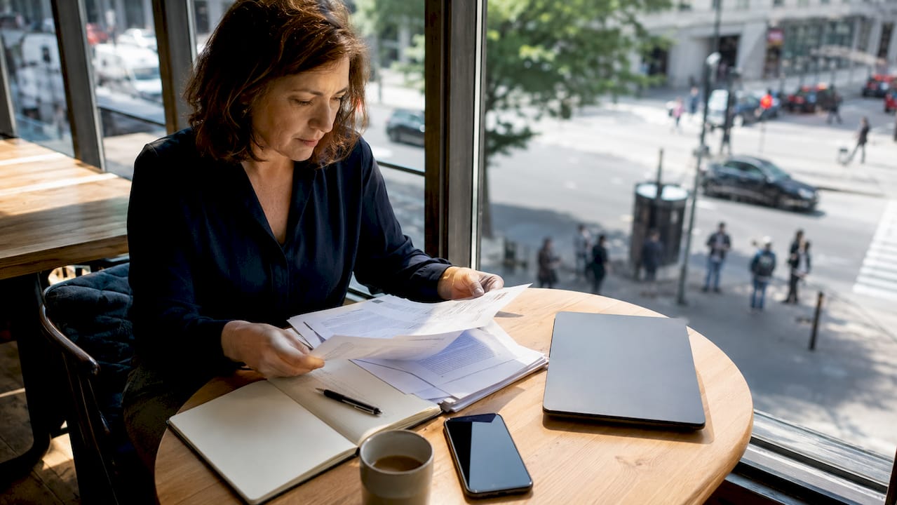 Ondernemende vrouw verdiept zich in haar belastingpapieren
