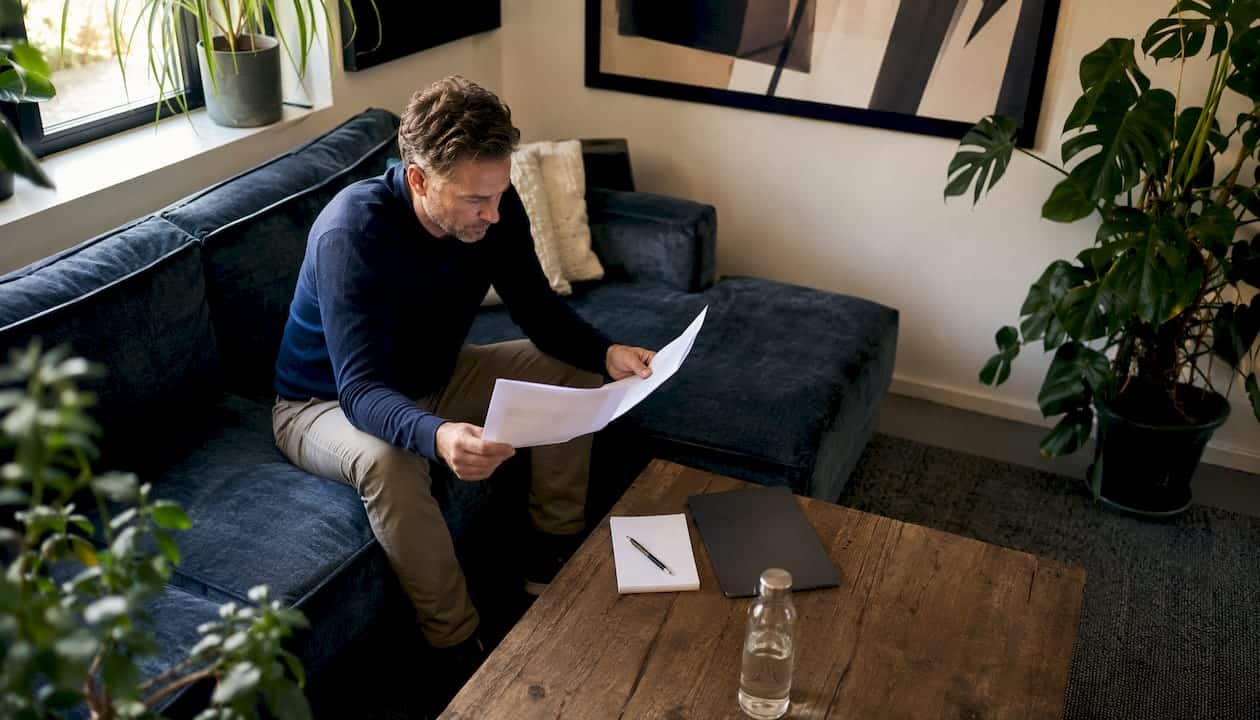 Een ondernemer verdiept zich in informatie over cloud computing.